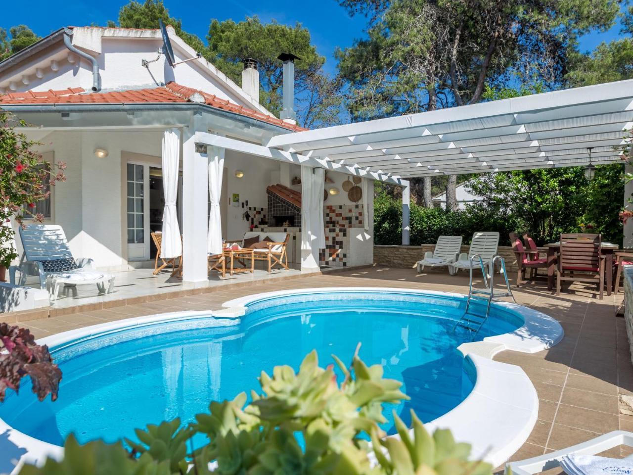 Spacious Holiday Home In Molat With Pool Brgulje 외부 사진